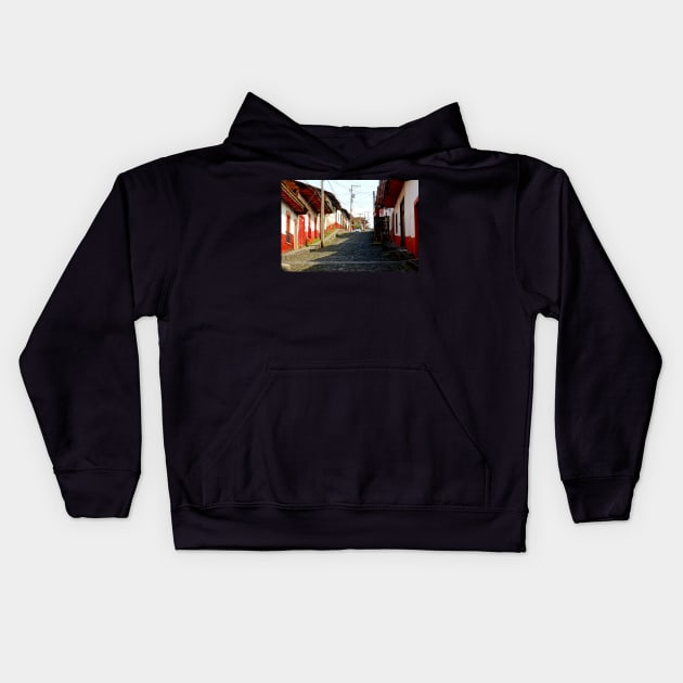 Rue pavé de Patzcuaro, Mexique Kids Hoodie by franck380